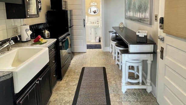 Coffee/tea maker, microwave, oven, stovetop - 2nd story condo overlooking the F Street Pedestrian mall, downtown Salida! (Salida)