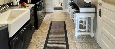 Mikrowelle, Ofen, Herdplatte, Wasserkocher mit Kaffee-/Teezubehör