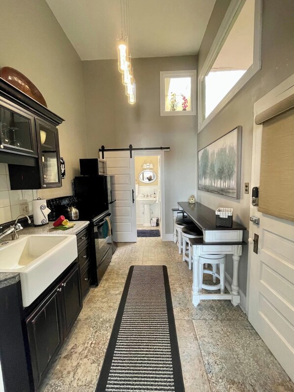 Micro-ondes, four, plaque de cuisson, cafetière/bouilloire