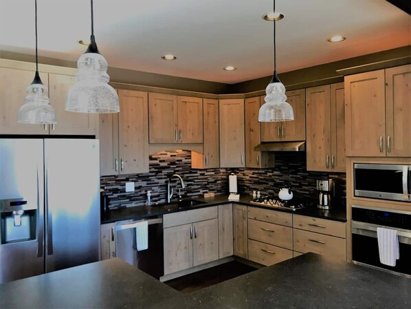 Fridge, microwave, oven, stovetop - Spacious, lavish home in Pinion Hills, with a hot tub overlooking Salida (Salida)