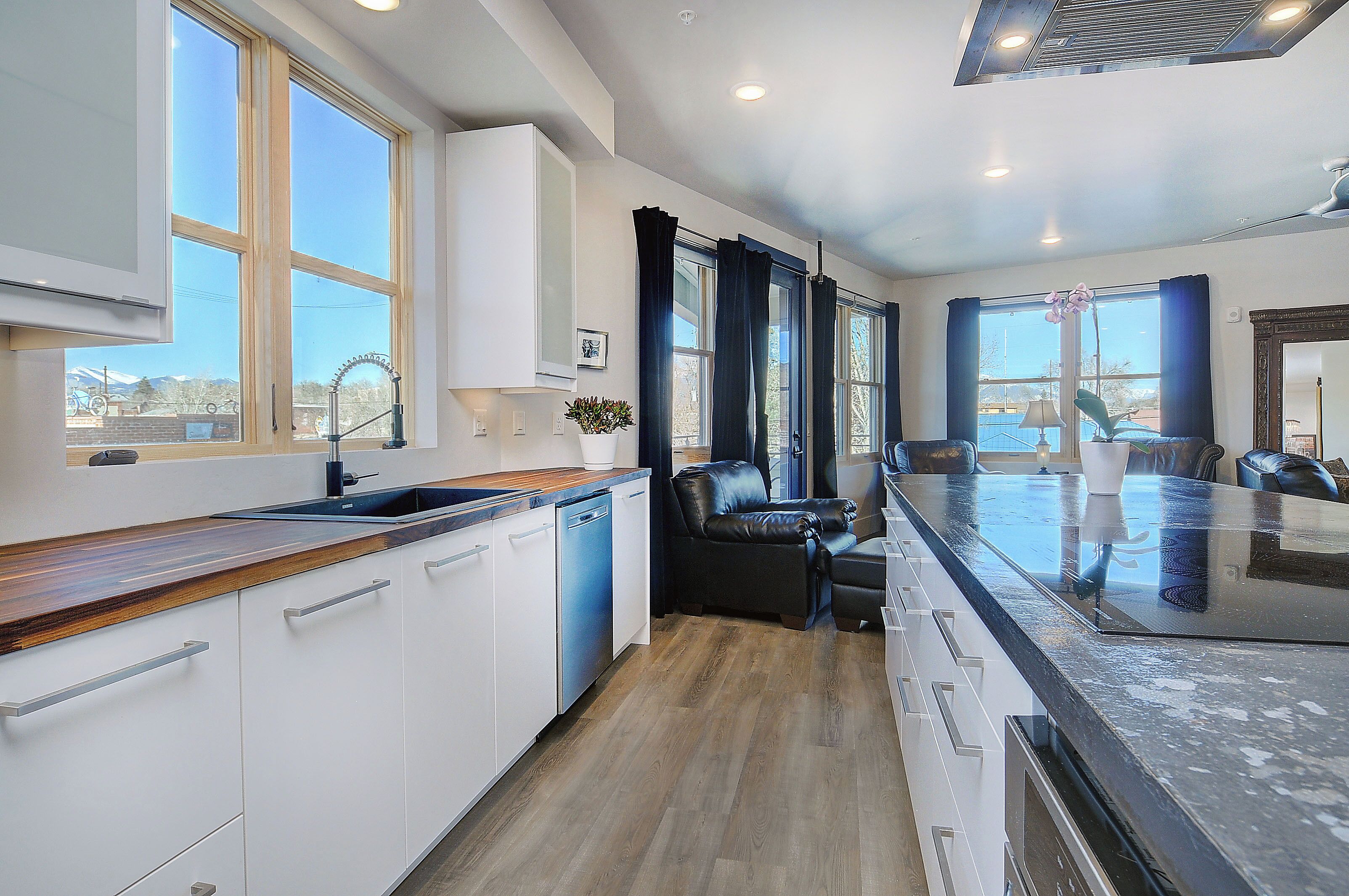 雪櫃、微波爐、焗爐、爐具