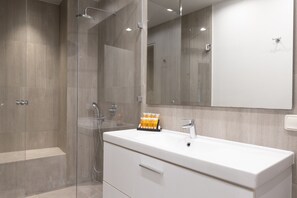 Douche, sèche-cheveux, savon, shampoing