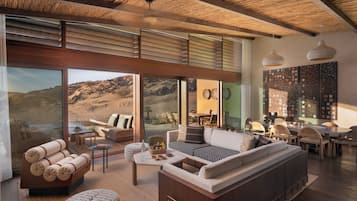 Huvila (The Retreat) | Minibaari, tallelokero huoneessa, työpöytä