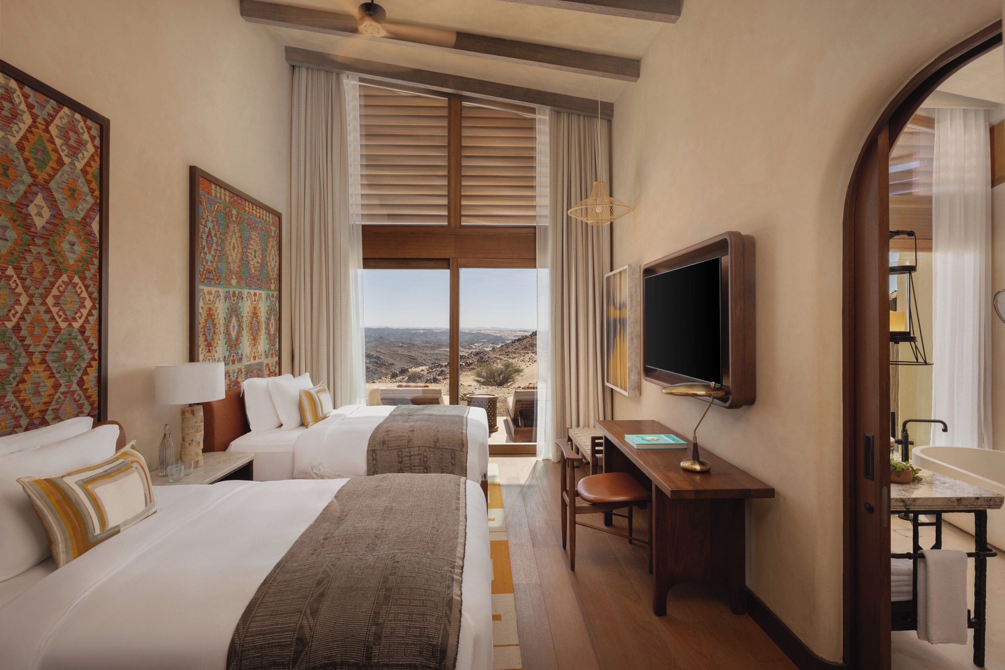 Minibar, caja de seguridad en la habitación y escritorio 