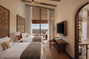 Minibar, una cassaforte in camera, una scrivania, postazione laptop