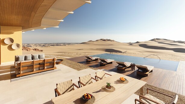 Un espace de détente extérieur luxueux, doté d’une piscine, de mobilier en bois et offrant une vue sur le paysage désertique.