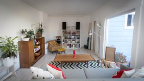 Living area - Large 2 bedroom, 2 bathroom home in San Francisco (San Francisco)