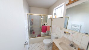 Asciugacapelli, asciugamani, sapone, shampoo