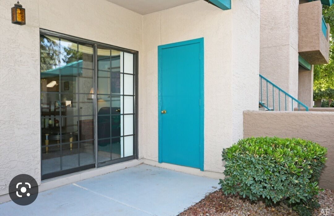 Nice quiet apartment near plenty of restaurants and shopping.