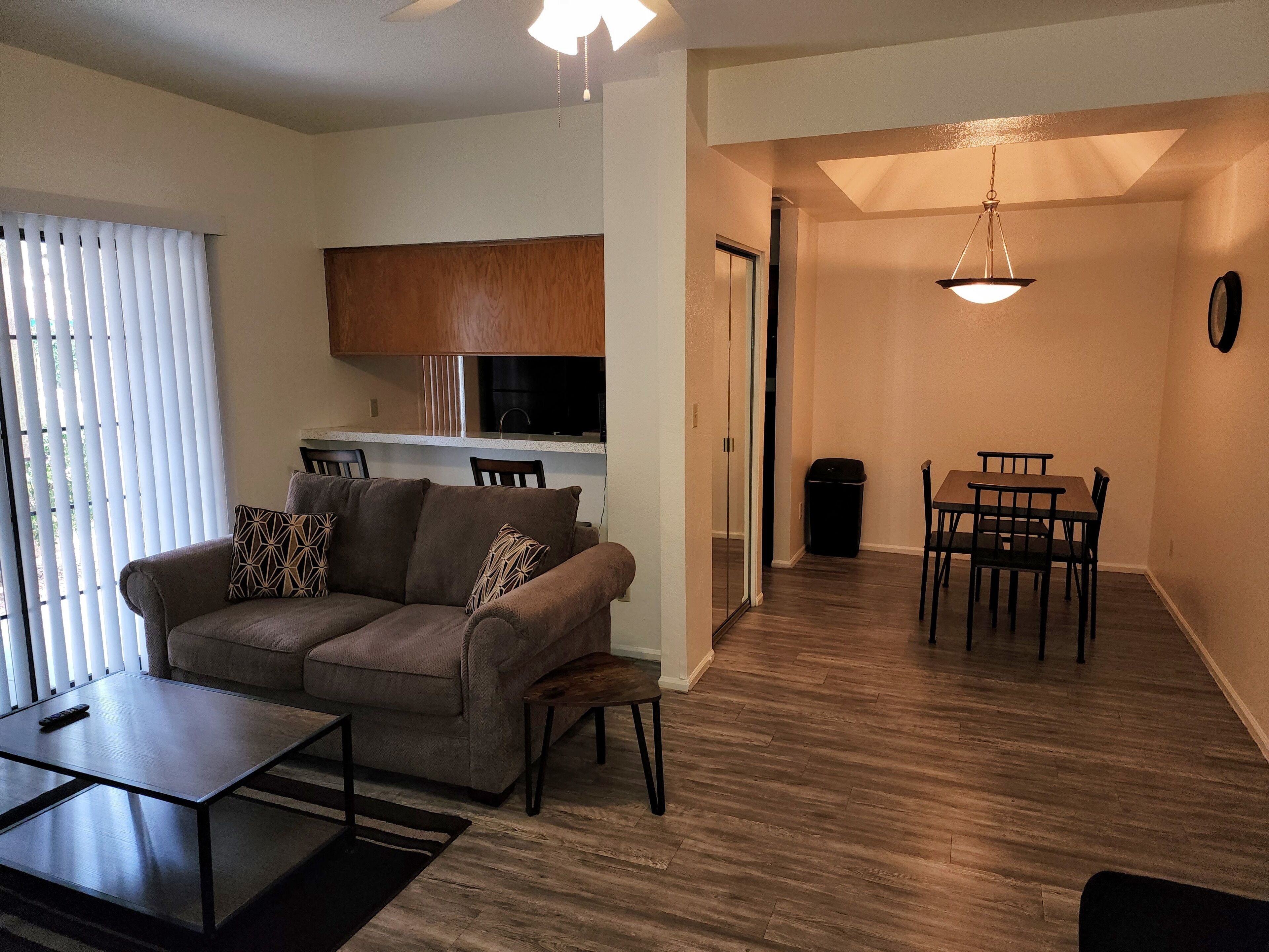 Nice quiet apartment near plenty of restaurants and shopping.