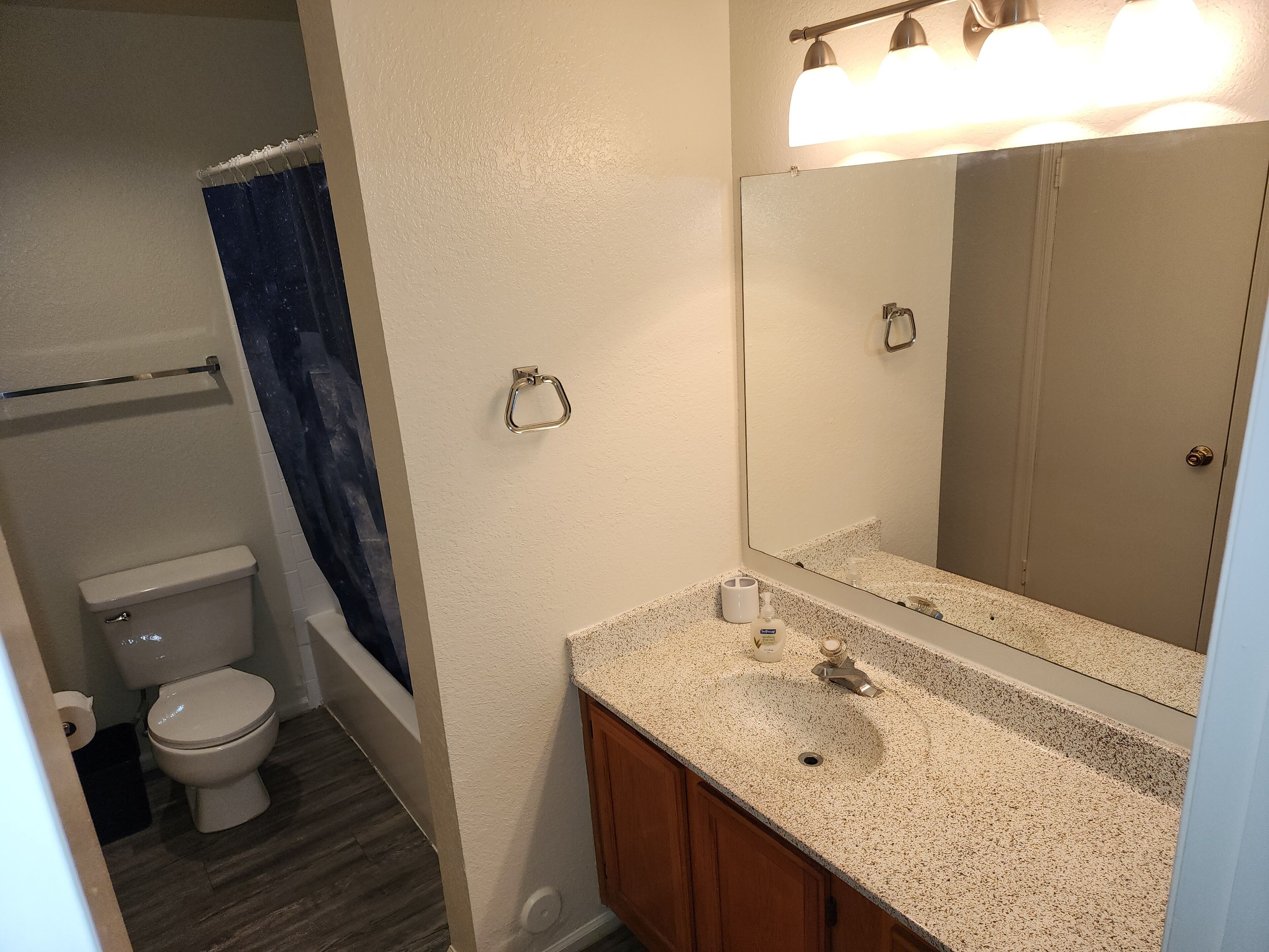 Nice quiet apartment near plenty of restaurants and shopping.