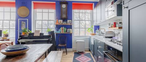 Køleskab, mikrobølgeovn, ovn, kogeplade