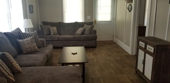 Smart TV, books - Quaint Haven (Van Buren)