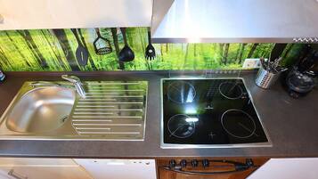 Apartemen | Dapur pribadi | Ketel listrik, pemanggang roti, dan kursi makan untuk bayi