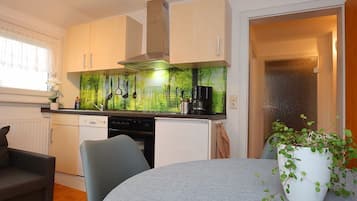 Apartemen | Dapur pribadi | Ketel listrik, pemanggang roti, dan kursi makan untuk bayi