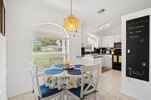 Dining - Sunshine beautiful house 3bed/2bath ,vacation rental (Sarasota)
