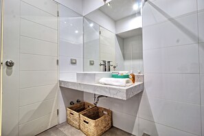 Dusche, Haartrockner, Handtücher, Seife