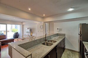 Kühlschrank, Mikrowelle, Ofen, Wasserkocher mit Kaffee-/Teezubehör