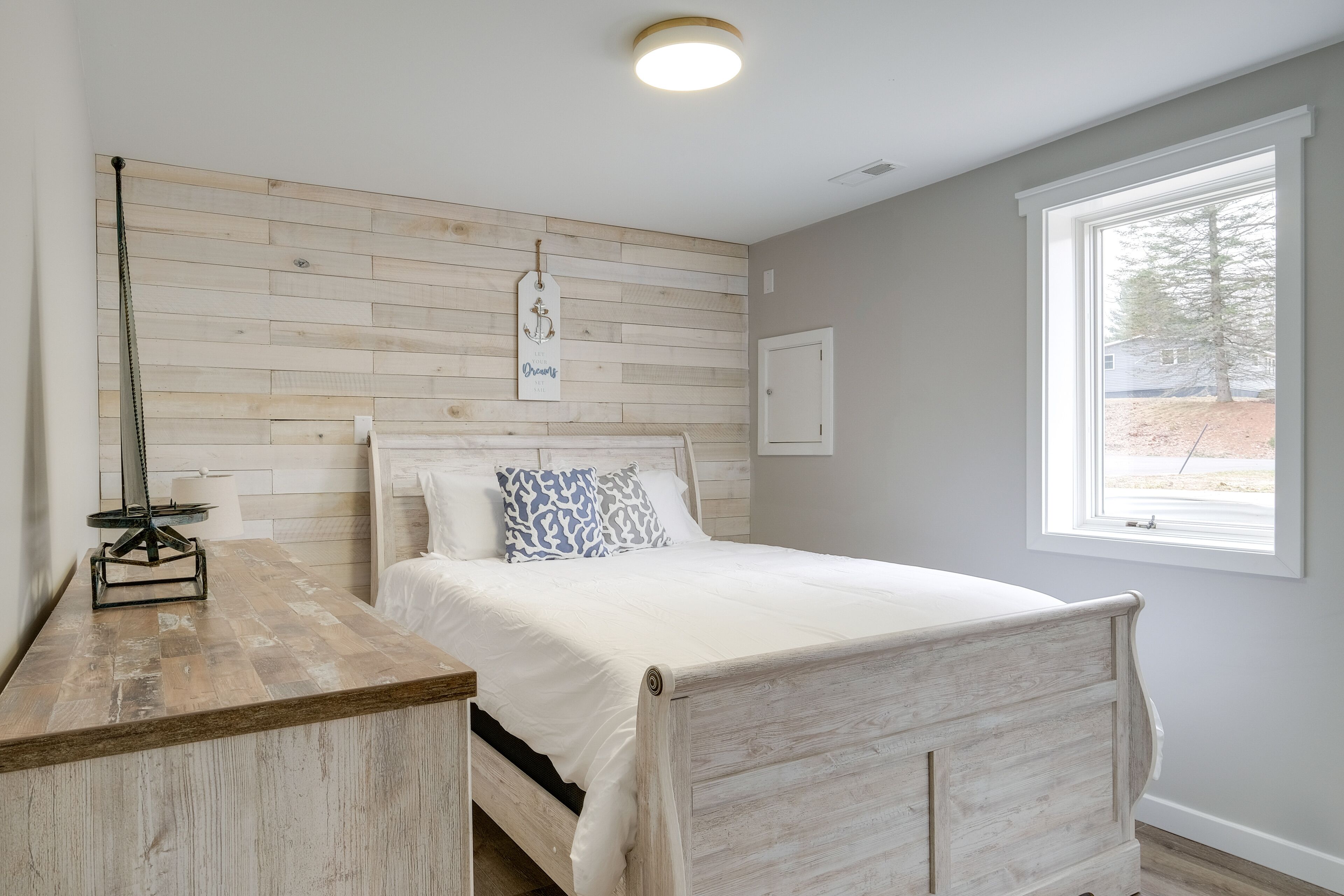 4 bedrooms, desk, iron/ironing board, travel crib