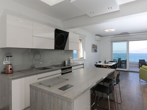 Apartment | Private kitchen - Apartment M&J - Comfort Two Bedroom Apartment With Terrace and Sea View (Sutivan)