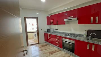 Refrigerador, microondas, horno y utensilios de cocina