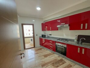 Kühlschrank, Mikrowelle, Ofen, Kochgeschirr/Geschirr/Besteck