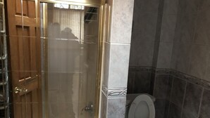 تجهيزات دش، مناشف، صابون، ورق حمّام