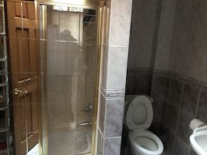 シャワー、タオル、石鹸、トイレットペーパー