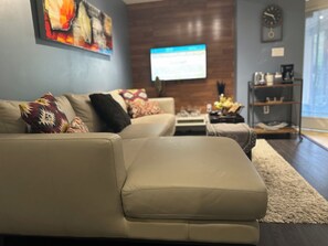 Smart TV - Walkout 1 Beb, 1 Bath Bsmnt Apt (Ajax)