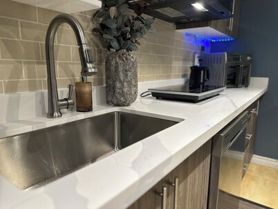 Walkout 1 Beb, 1 Bath Bsmnt Apt