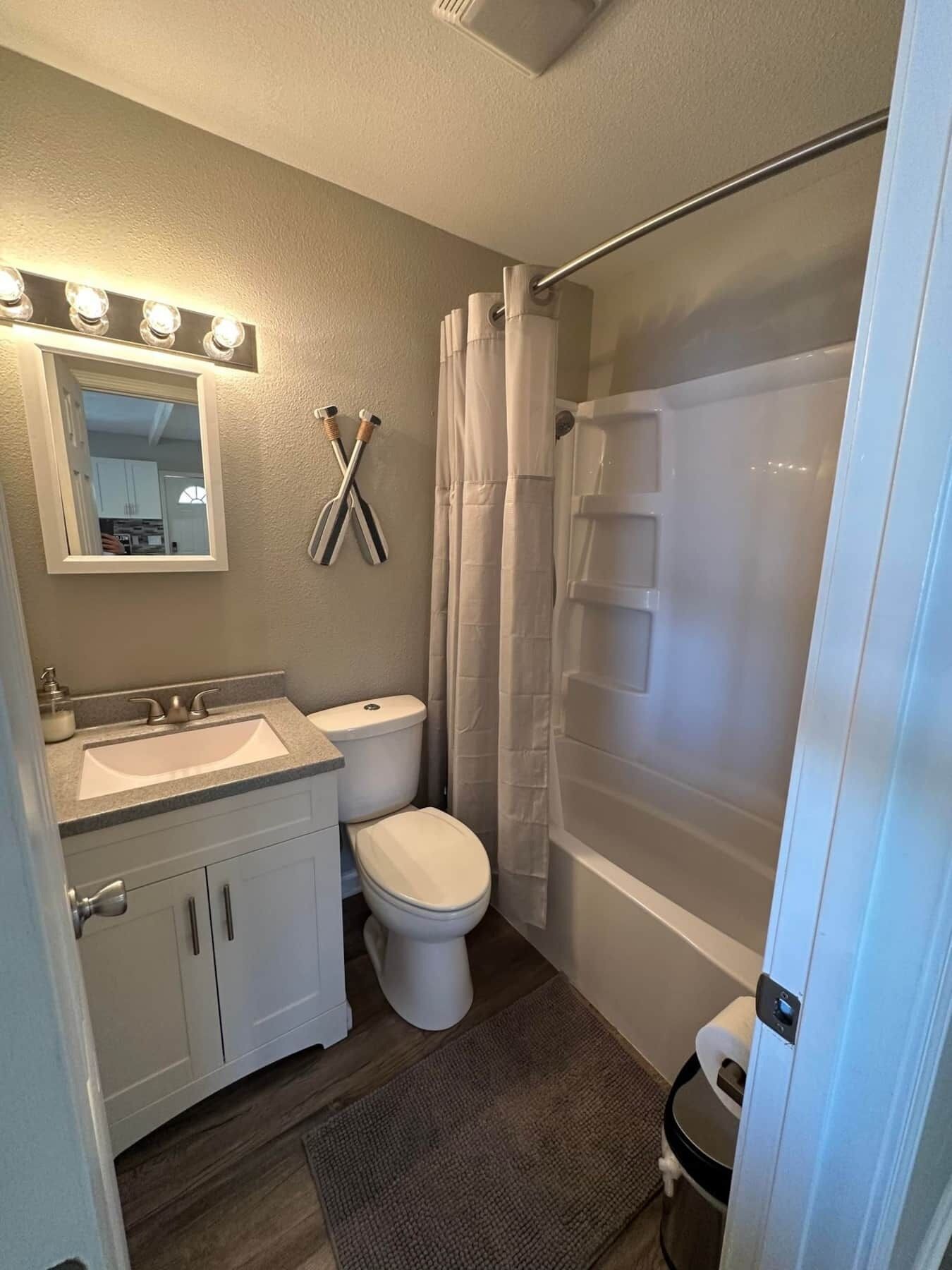 Baignoire, sèche-cheveux, serviettes fournies