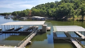 Un port de plaisance avec des bateaux amarrés et des plateformes flottantes.