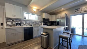 Een koelkast, een magnetron, een kookplaat, een vaatwasser