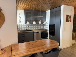 Fridge, oven, dishwasher, coffee/tea maker