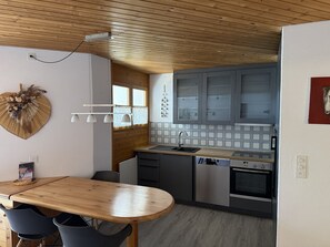 Fridge, oven, dishwasher, coffee/tea maker