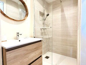 Shower, hair dryer - Renovated apartment near the main beach Sables d'Olonne (Les Sables-d´Olonne)