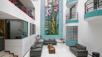 Een 40-inch smart-tv met satellietzenders en televisie