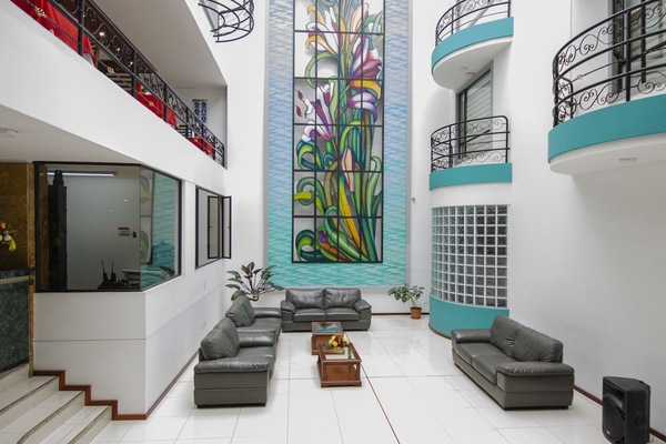 40-inch Smart TV with satellite channels, TV