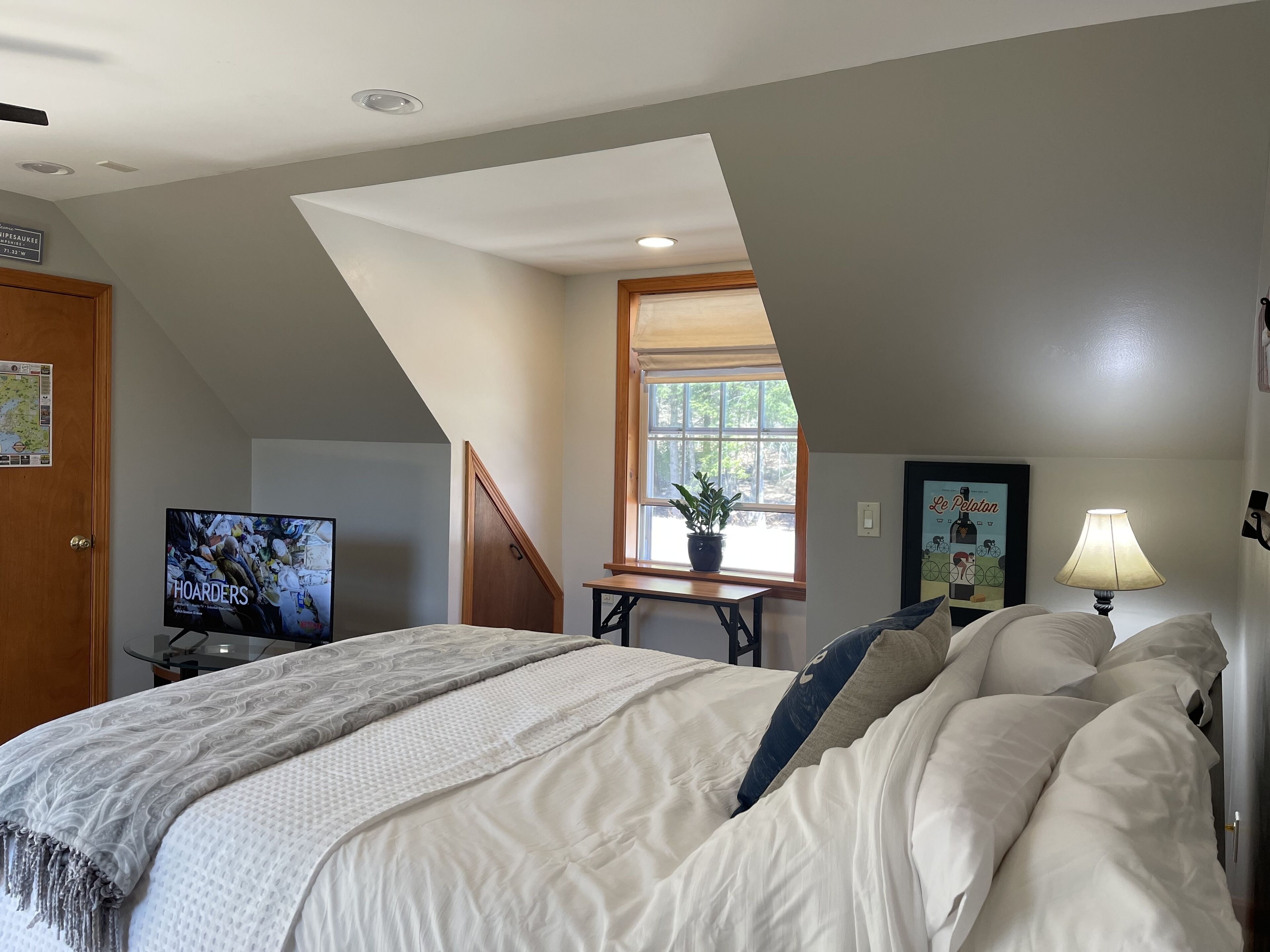 Private Spacious & Sunny Bedroom and Bath in home