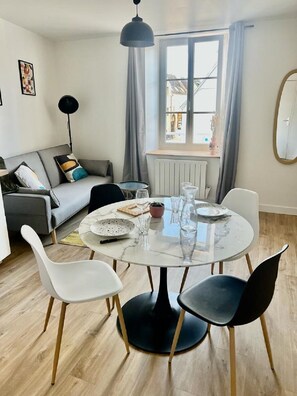 Dining - Joli Appartement T2, Plein Centre Ville D'hennebont , Parking Gratuit (Hennebont)
