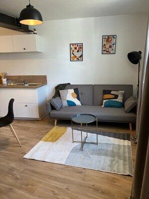 TV - Joli Appartement T2, Plein Centre Ville D'hennebont , Parking Gratuit (Hennebont)