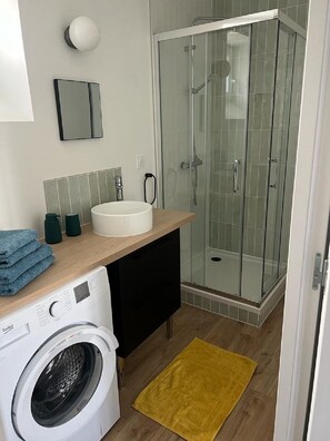 Shower, hair dryer, towels, soap - Joli Appartement T2, Plein Centre Ville D'hennebont , Parking Gratuit (Hennebont)