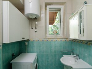 Apartment | Bathroom | Shower, hair dryer - Apartments and Room Frane - Studio With Terrace (Dubrovnik)