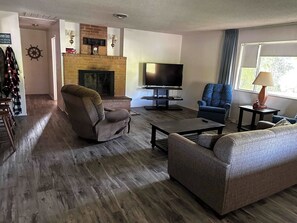 Fernseher, Kamin, Bücher