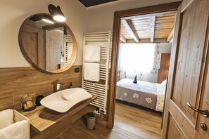 Comfort Room, 1 Queen Bed, Private Bathroom, Mountain View | Bathroom | Shower, rainfall showerhead, hair dryer, bidet - Malga Laben (Velo Veronese)