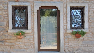 Estúdio exclusivo, 1 cama King e sofá-cama, cozinha americana, no piso térreo | 1 quarto, roupas de cama premium, edredons de pluma