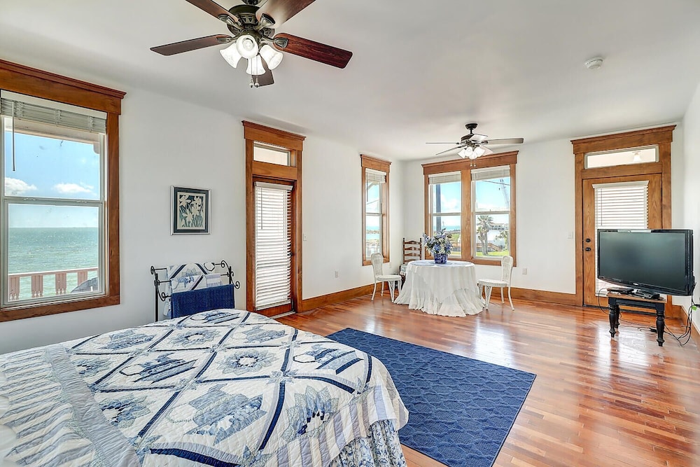 Historic waterfront home with amazing Aransas Bay views! 200 ft pier