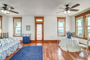 4 bedrooms, iron/ironing board, free WiFi, bed sheets - Joys Beach House (Rockport)