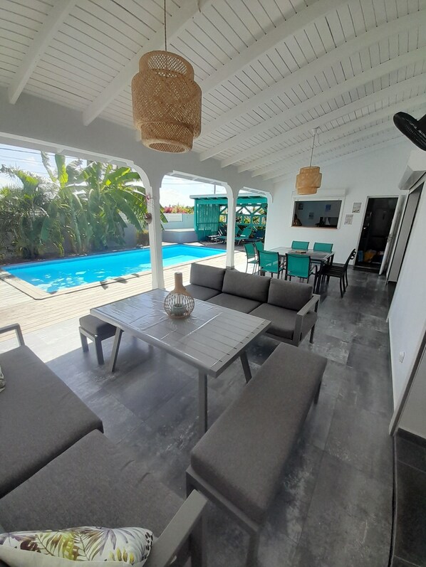 Outdoor dining - New Villa Coco Banana private pool 400m from the sea (Saint-François)