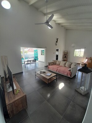 Smart TV - New Villa Coco Banana private pool 400m from the sea (Saint-François)